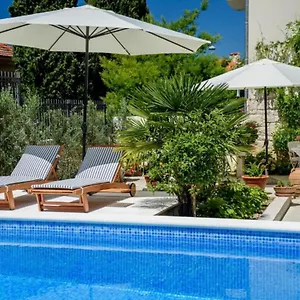 Palace Schoen Milesi - Esense Of Prestige - Private Pool - Free Parking - Old Money Style Luxury - Walking Distance To The Old Town, The And Amenities - Buralux Croatia